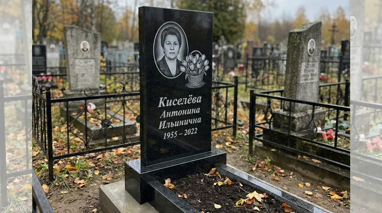 Памятник с гравировкой тюльпанов — выполненная работа «Киселёва» в Волгограде