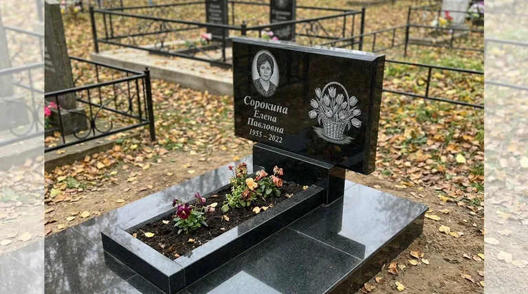 Памятник с гравировкой тюльпанов — выполненная работа «Сорокина» в Волгограде