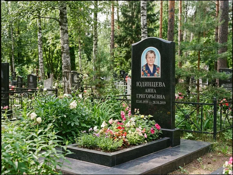 Овальный портрет на памятнике весной в Волгограде