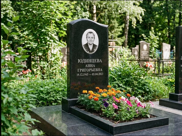 Овальный портрет на сером граните — работа «Юдинцева» в Волгограде