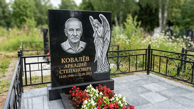 Гравировка ангела на памятник в Волгограде — памятник из чёрного гранита с гравировкой