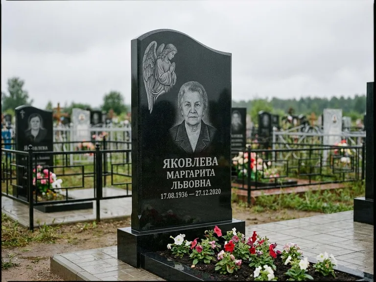 Памятник с гравировкой ангела — гравировка молящегося ангела в верхней части стелы, работа «Яковлева» в Волгограде
