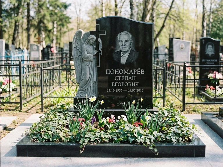 Памятник с гравировкой ангела — гравировка ангела с крестом рядом с эпитафией, работа «Пономарёв» в Волгограде
