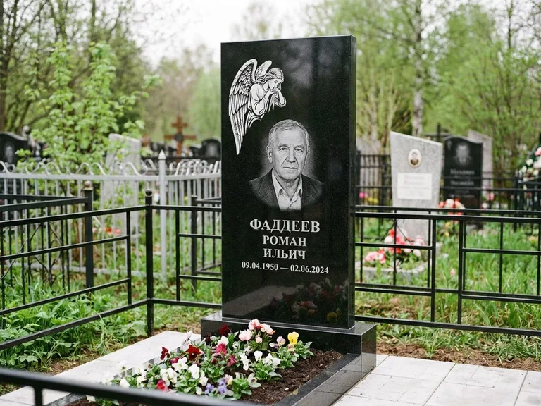 Памятник с гравировкой ангела — белая гравировка скорбящего ангела над портретом, работа «Фаддеев» в Волгограде