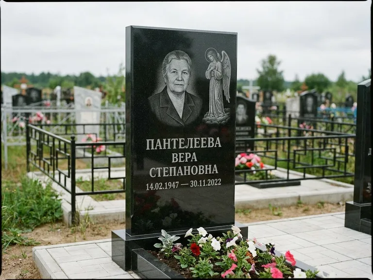 Памятник с гравировкой ангела — гравировка ангела-хранителя сбоку от портрета, работа «Пантелеева» в Волгограде