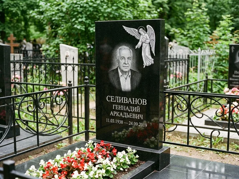 Памятник с гравировкой ангела — белая гравировка скорбящего ангела над портретом, работа «Селиванов» в Волгограде