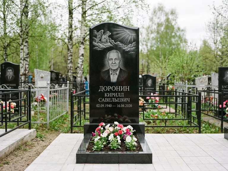 Памятник с гравировкой ангела — гравировка ангела в облаках с лучами над портретом, работа «Доронин» в Волгограде