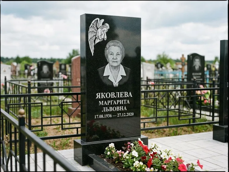 Памятник с гравировкой ангела — белая гравировка скорбящего ангела над портретом, работа «Яковлева» в Волгограде
