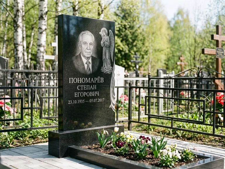 Памятник с гравировкой ангела — гравировка ангела-хранителя сбоку от портрета, работа «Пономарёв» в Волгограде