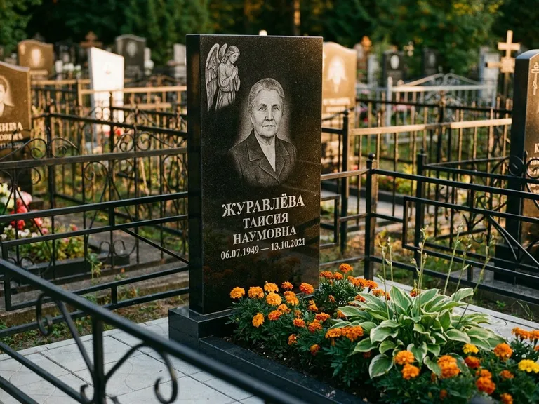 Памятник с гравировкой ангела — гравировка молящегося ангела в верхней части стелы, работа «Журавлёва» в Волгограде