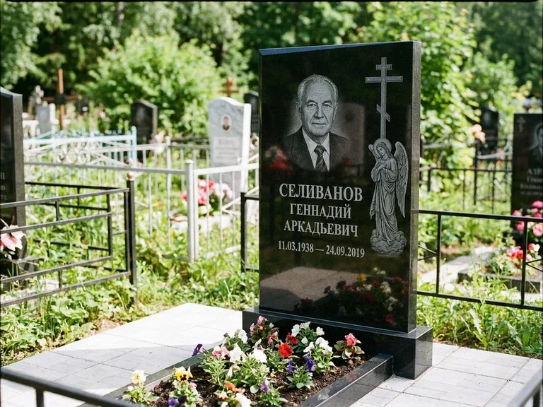 Памятник с гравировкой ангела — гравировка ангела с крестом рядом с эпитафией, работа «Селиванов» в Волгограде