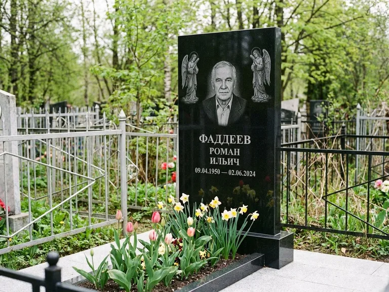 Памятник с гравировкой ангела — гравировка двух ангелов по сторонам портрета, работа «Фаддеев» в Волгограде
