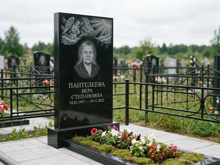 Памятник с гравировкой ангела — гравировка ангела в облаках с лучами над портретом, работа «Пантелеева» в Волгограде