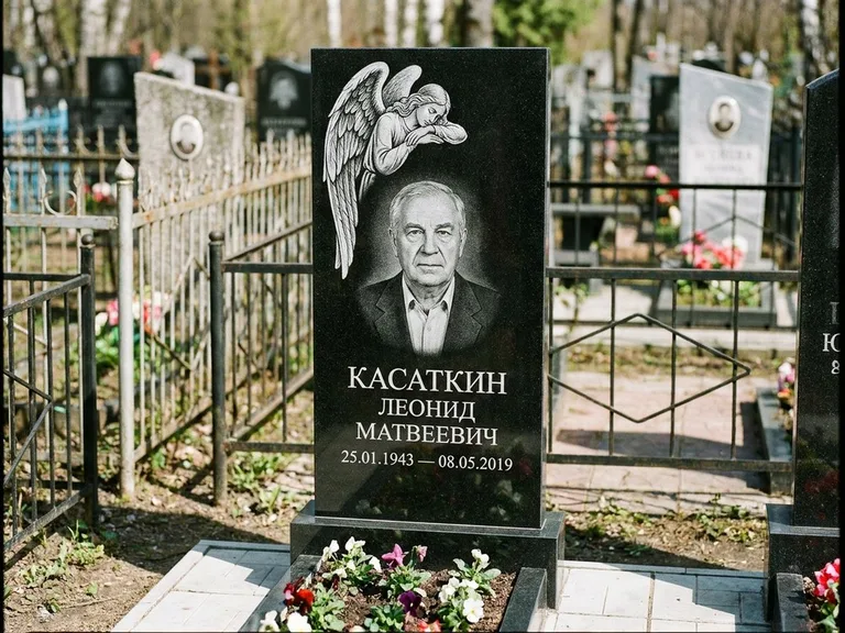 Памятник с гравировкой ангела — белая гравировка скорбящего ангела над портретом, работа «Касаткин» в Волгограде