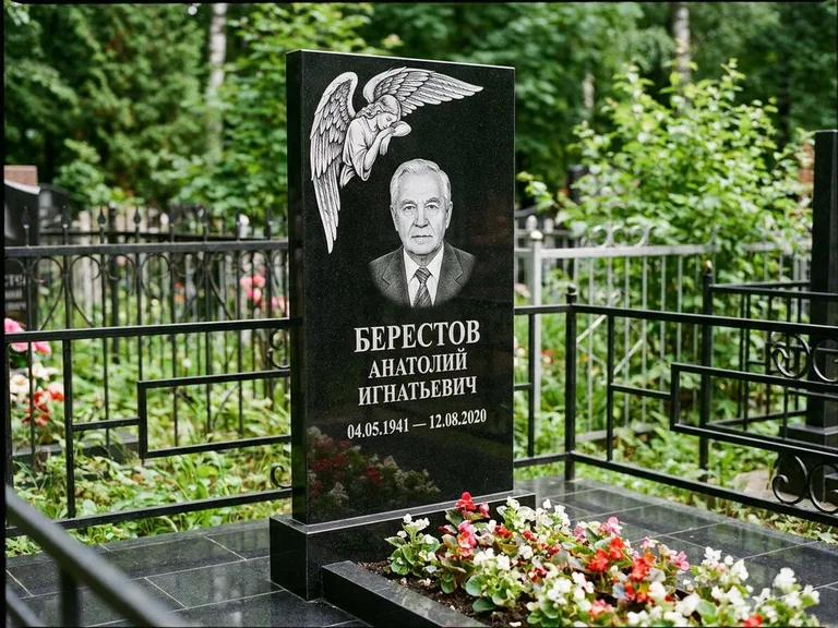 Памятник с гравировкой ангела — гравировка молящегося ангела в верхней части стелы, работа «Свиридов» в Волгограде