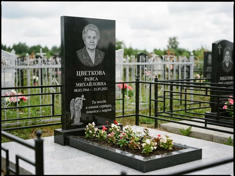Памятник с гравировкой ангела — гравировка двух ангелов по сторонам портрета, работа «Яковлева» в Волгограде