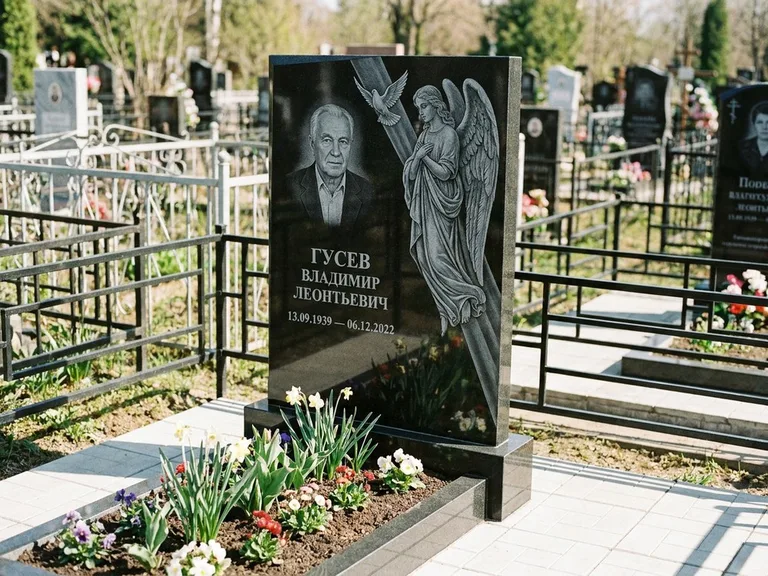 Памятник с гравировкой ангела — гравировка ангела в облаках с лучами над портретом, работа «Пономарёв» в Волгограде