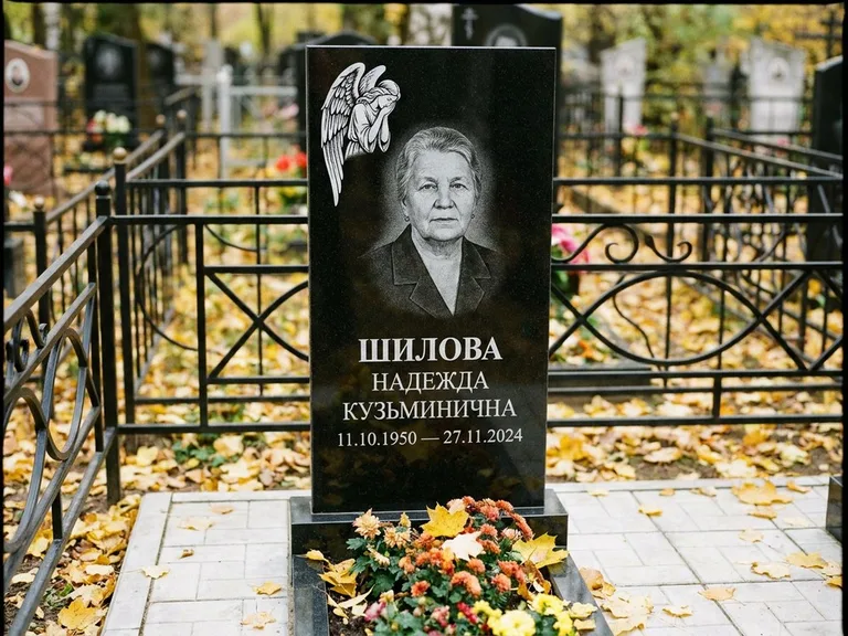 Памятник с гравировкой ангела — гравировка молящегося ангела в верхней части стелы, работа «Гордеева» в Волгограде