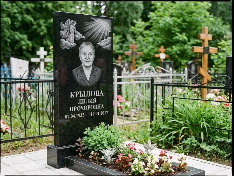 Памятник с гравировкой ангела — гравировка ангела в облаках с лучами над портретом, работа «Лобанова» в Волгограде