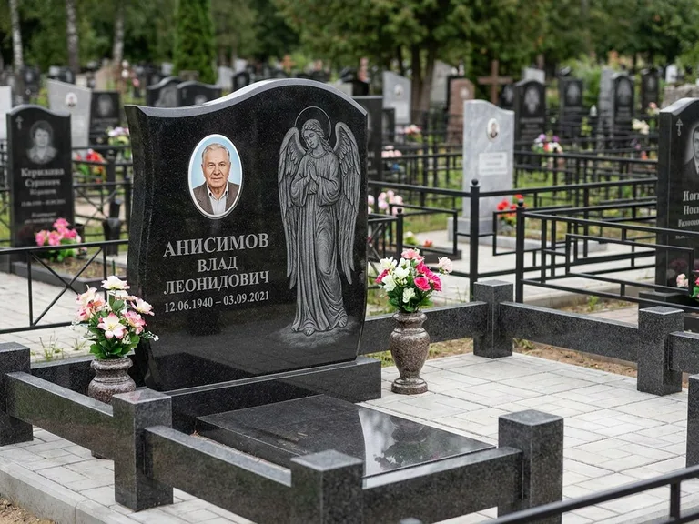Памятник с гравировкой ангела — белая гравировка скорбящего ангела над портретом, работа «Свиридов» в Волгограде