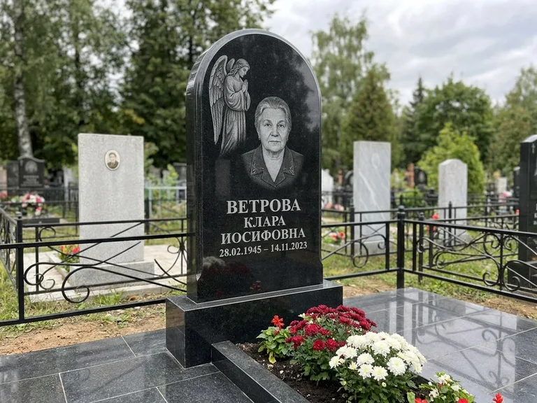 Памятник с гравировкой ангела — гравировка ангела-хранителя сбоку от портрета, работа «Игнатова» в Волгограде
