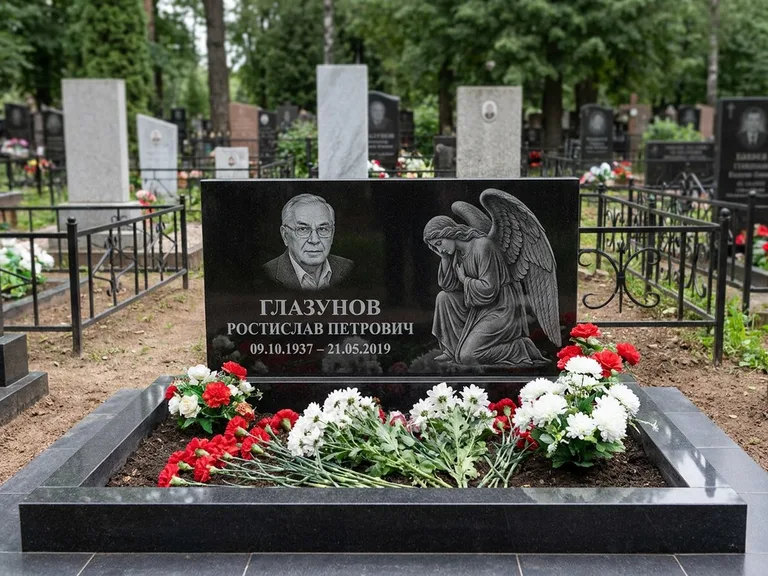 Памятник с гравировкой ангела — гравировка молящегося ангела в верхней части стелы, работа «Доронин» в Волгограде