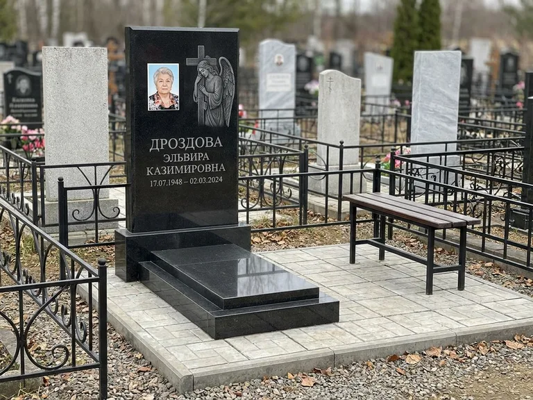 Памятник с гравировкой ангела — гравировка ангела с крестом рядом с эпитафией, работа «Яковлева» в Волгограде