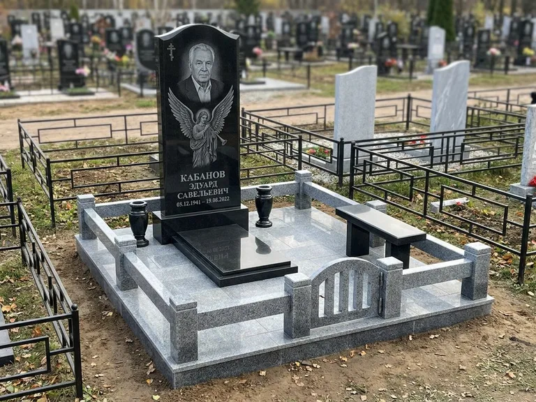 Памятник с гравировкой ангела — гравировка ангела с голубем по диагонали стелы, работа «Пономарёв» в Волгограде