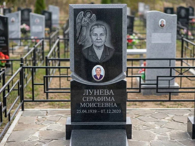 Памятник с гравировкой ангела — гравировка двух ангелов по сторонам портрета, работа «Журавлёва» в Волгограде