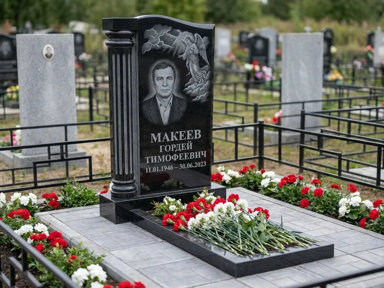 Памятник с гравировкой ангела — гравировка ангела в облаках с лучами над портретом, работа «Селиванов» в Волгограде