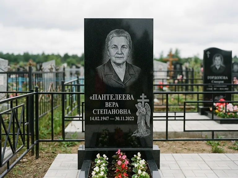 Памятник с гравировкой ангела — гравировка ангела с крестом рядом с эпитафией, работа «Пантелеева» в Волгограде