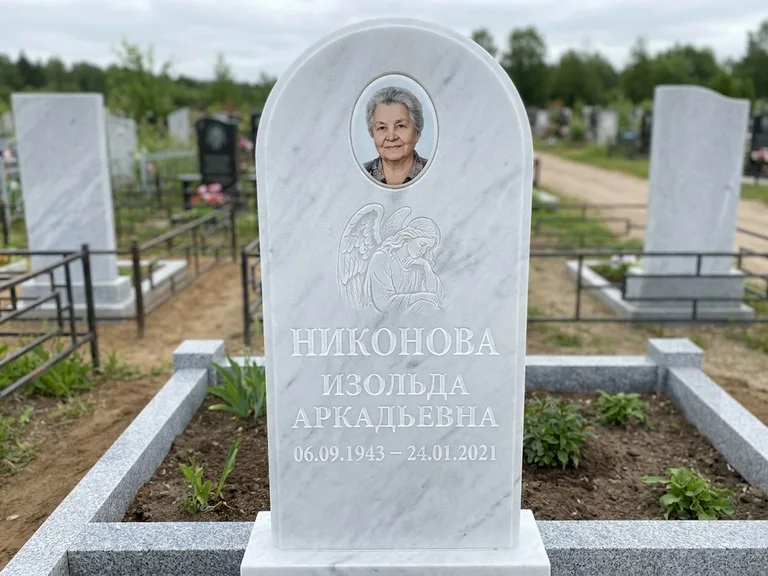 Памятник с гравировкой ангела — белая гравировка скорбящего ангела над портретом, работа «Гордеева» в Волгограде