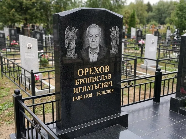 Памятник с гравировкой ангела — гравировка ангела-хранителя сбоку от портрета, работа «Фаддеев» в Волгограде