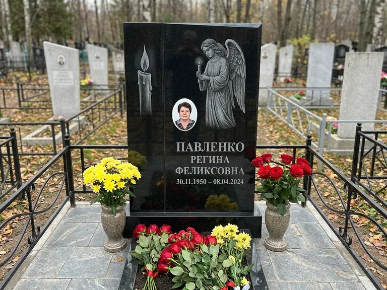 Памятник с гравировкой ангела — гравировка молящегося ангела в верхней части стелы, работа «Пантелеева» в Волгограде