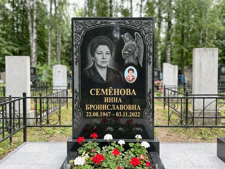 Памятник с гравировкой ангела — гравировка ангела с голубем по диагонали стелы, работа «Лобанова» в Волгограде