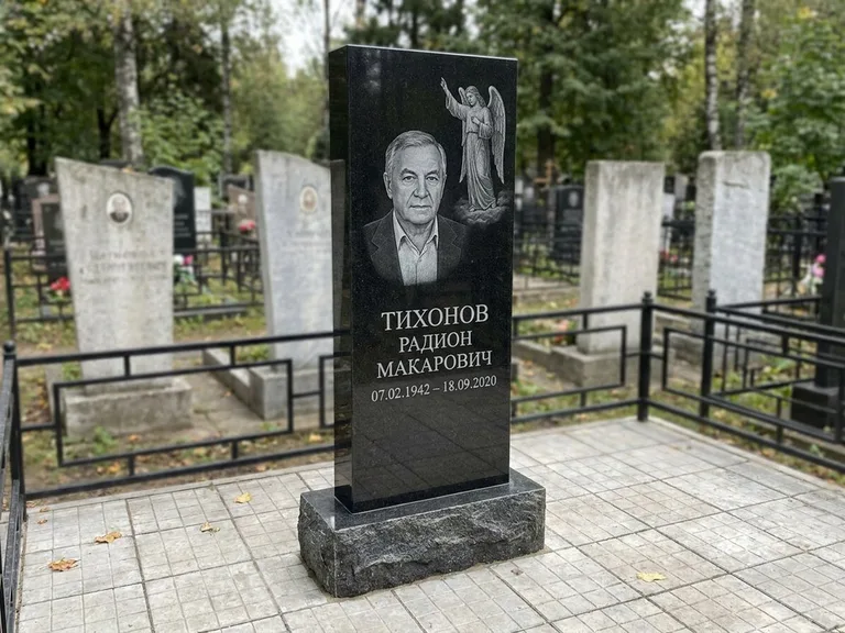 Памятник с гравировкой ангела — гравировка двух ангелов по сторонам портрета, работа «Свиридов» в Волгограде