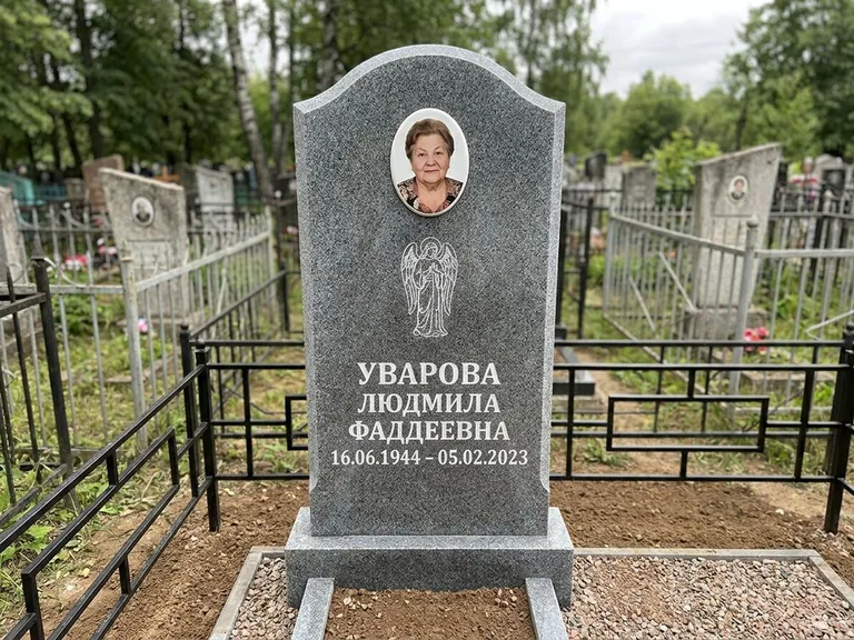 Памятник с гравировкой ангела — гравировка ангела в облаках с лучами над портретом, работа «Игнатова» в Волгограде
