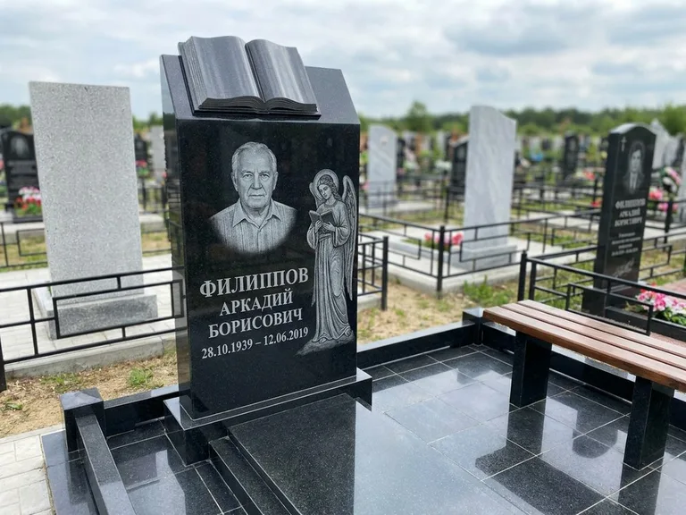Памятник с гравировкой ангела — белая гравировка скорбящего ангела над портретом, работа «Доронин» в Волгограде