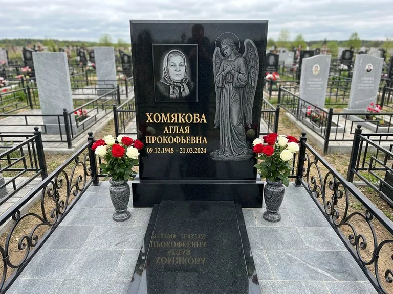 Памятник с гравировкой ангела — гравировка ангела-хранителя сбоку от портрета, работа «Яковлева» в Волгограде