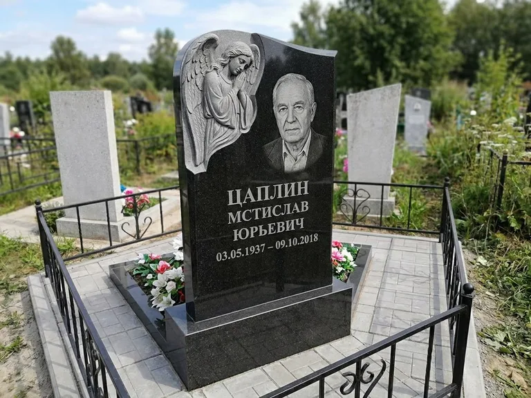 Памятник с гравировкой ангела — гравировка молящегося ангела в верхней части стелы, работа «Пономарёв» в Волгограде