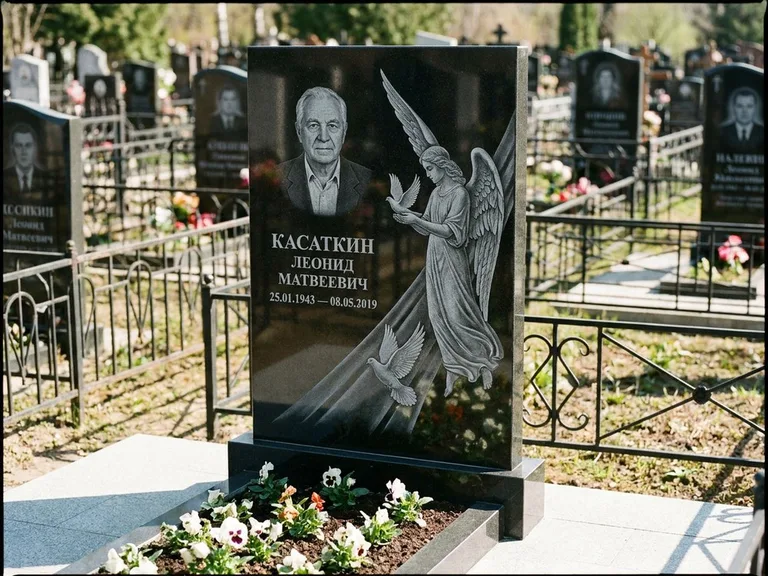 Памятник с гравировкой ангела — гравировка ангела с голубем по диагонали стелы, работа «Касаткин» в Волгограде