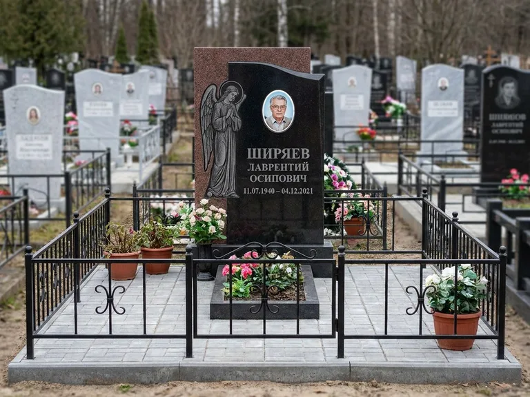 Памятник с гравировкой ангела — гравировка ангела с голубем по диагонали стелы, работа «Селиванов» в Волгограде