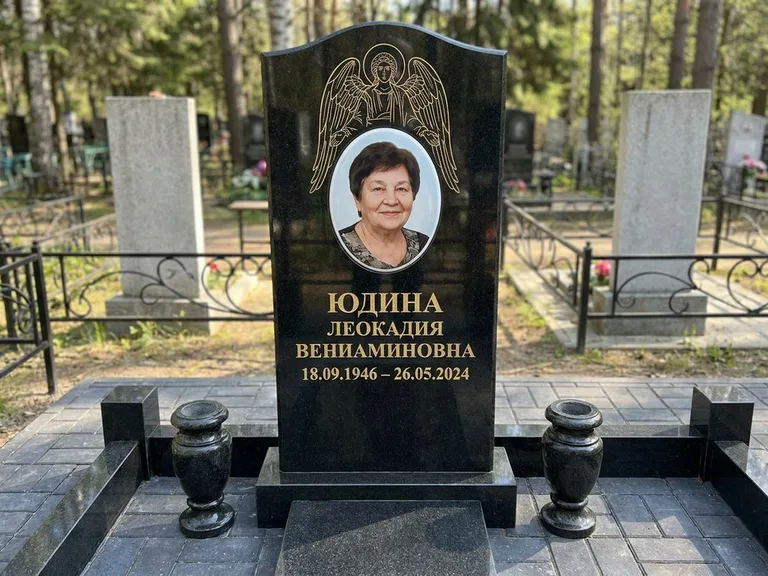 Памятник с гравировкой ангела — гравировка двух ангелов по сторонам портрета, работа «Гордеева» в Волгограде