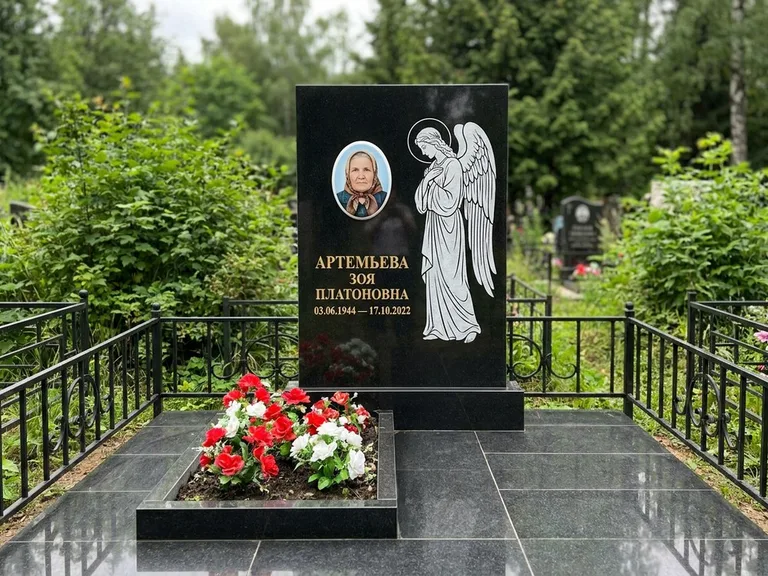 Памятник с гравировкой ангела — гравировка ангела в облаках с лучами над портретом, работа «Фаддеев» в Волгограде