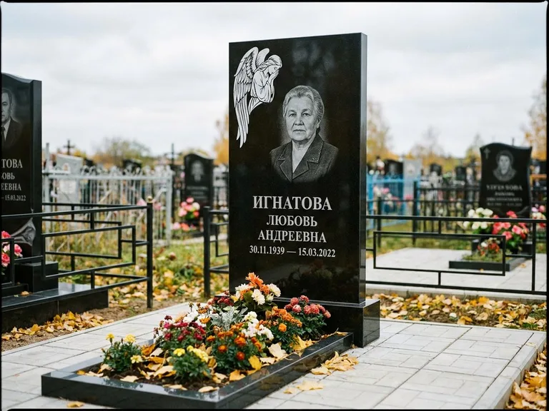 Памятник с гравировкой ангела — белая гравировка скорбящего ангела над портретом, работа «Игнатова» в Волгограде