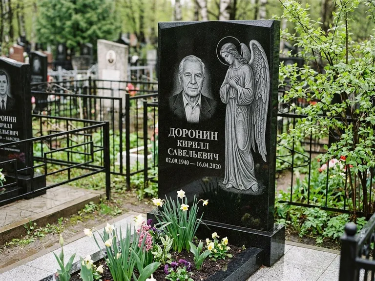 Памятник с гравировкой ангела — гравировка ангела-хранителя сбоку от портрета, работа «Доронин» в Волгограде