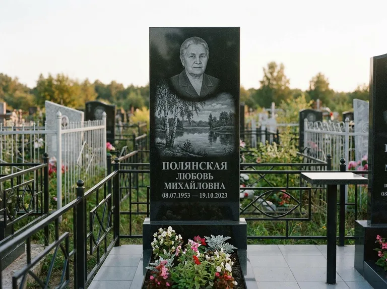 Памятник с гравировкой берёзы — гравировка берёзы у зеркального озера, работа «Полянская» в Волгограде