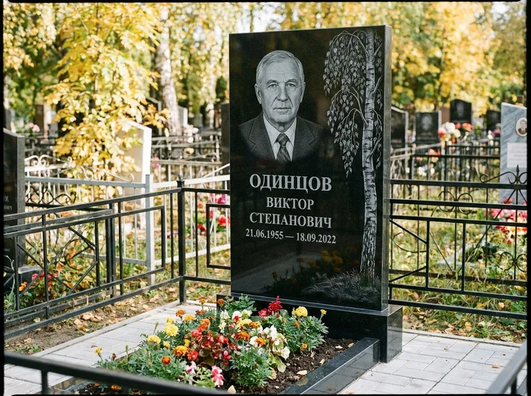 Памятник с гравировкой берёзы — гравировка плакучей берёзы с тонкими ветвями, работа «Одинцов» в Волгограде
