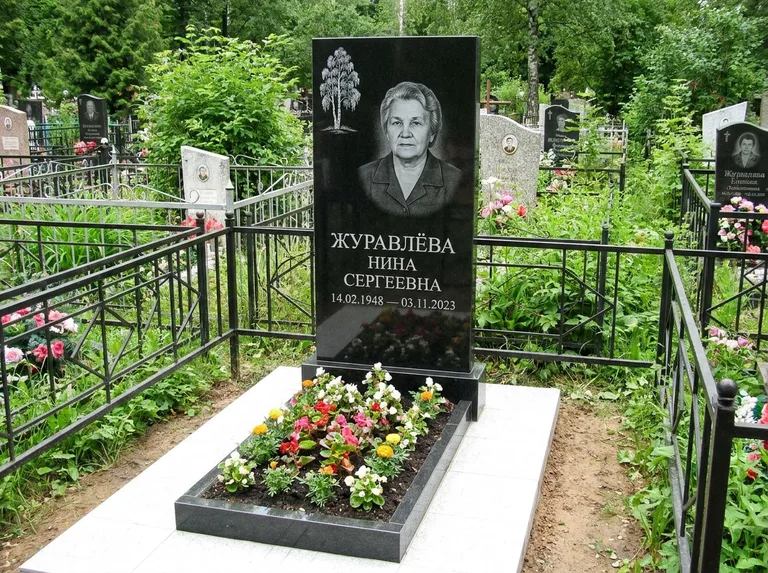 Памятник с гравировкой берёзы — гравировка одинокой берёзы над именем, работа «Журавлёва» в Волгограде