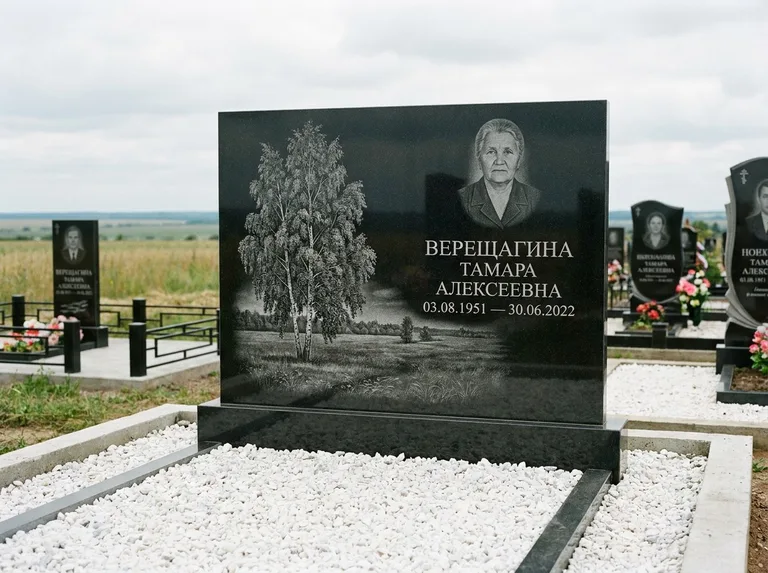 Памятник с гравировкой берёзы: широкая горизонтальная стела — берёза у поля, простор до горизонта, белая мраморная крошка с бордюром, работа «Верещагина» в Волгограде